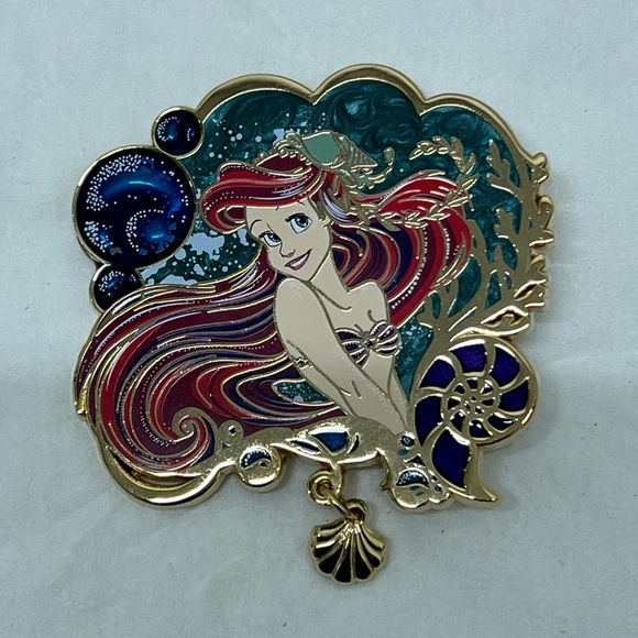 Rare Fantasy Little Mermaid and Sebastian Seashell Enamel Pin 🧜‍♀️ 🐠 🐚 - Picture 2 of 4